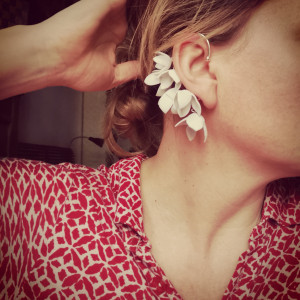 nausznica  ślubna białe  kwiaty tulipany