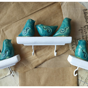 Zestaw wieszaków z niebieskimi ptaszkami