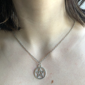 naszyjnik z pentagramem na łańcuszku lub rzemyku