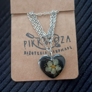 Czarne serce z żywicy naszyjnik z kwiatkiem