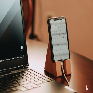 Drewniana podstawka pod telefon