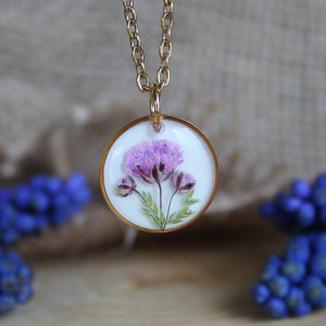 Prawdziwe suszone kwiaty w żywicy gipsówka bukiet kwiatów złoty wisiorek naszyjnik fioletowe