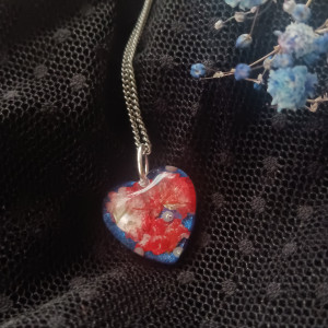 Naszyjnik czerwona gipsówka w żywicy