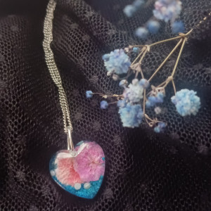 Naszyjnik różowa gipsówka wisiorek z żywicy