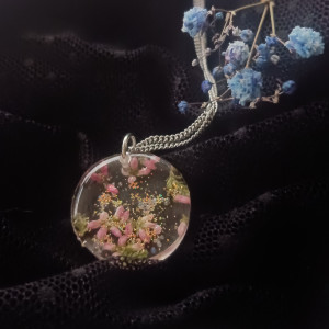 Okrągły wypukły różowy wisiorek wrzos żywica epoksydowa