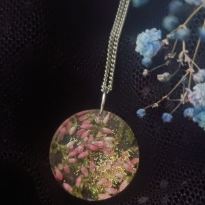 Okrągły wypukły różowy wisiorek wrzos żywica epoksydowa