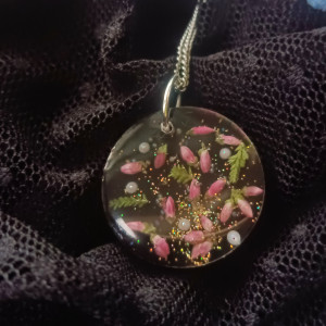 Czarny wisiorek wrzos żywica epoksydowa