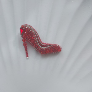 Broszka czerwona szpilka