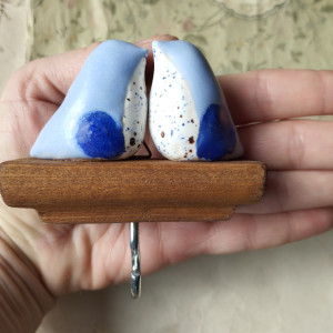 Wieszak z błękitnymi ptaszkami