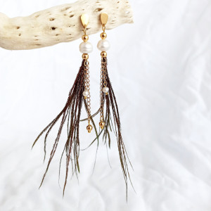 Kolczyki z naturalnych pereł i pawiego pióra