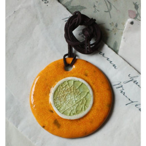 Wisior ze szklanym oczkiem