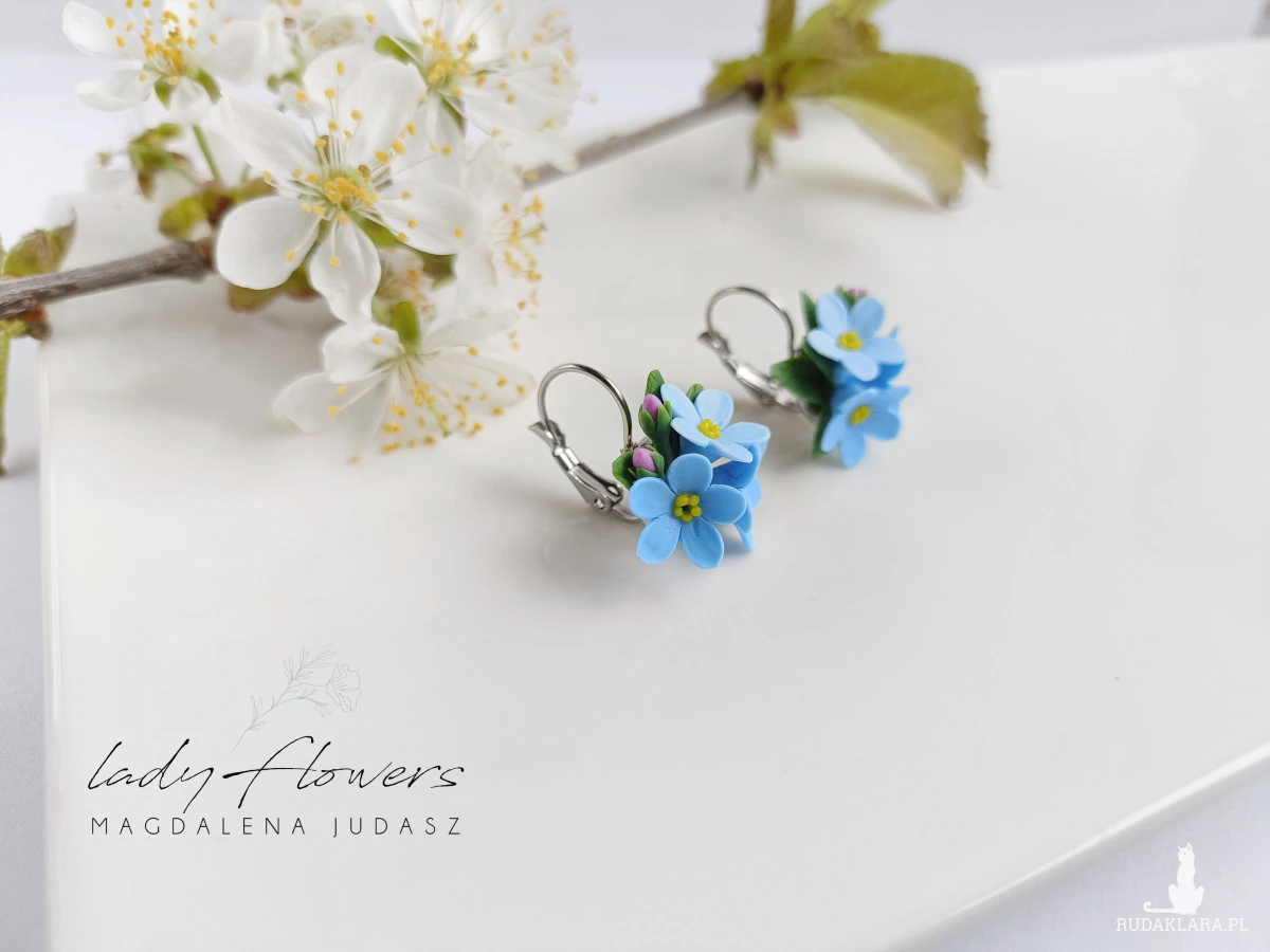 Krótkie kolczyki z niezapominajkami