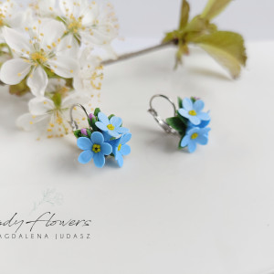 Krótkie kolczyki z niezapominajkami