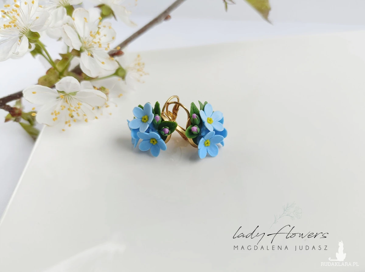 Krótkie kolczyki z niezapominajkami