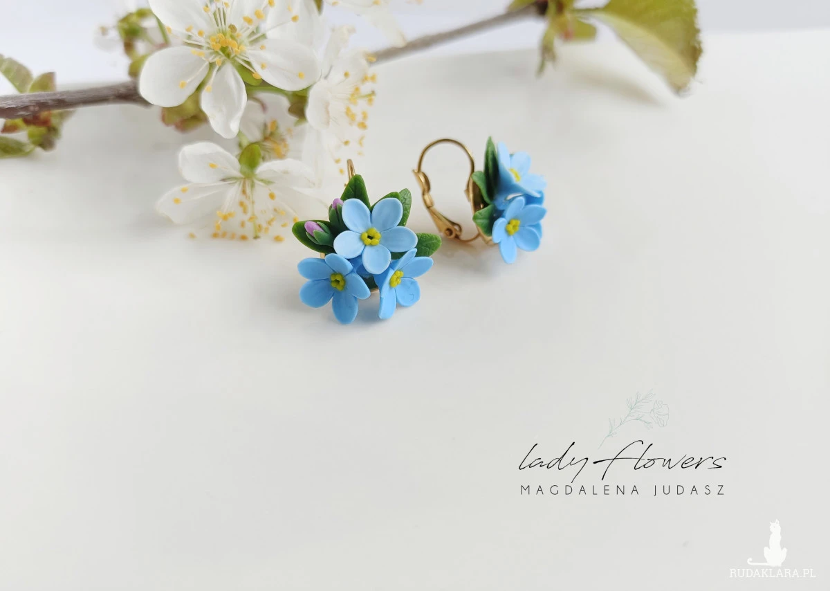Krótkie kolczyki z niezapominajkami