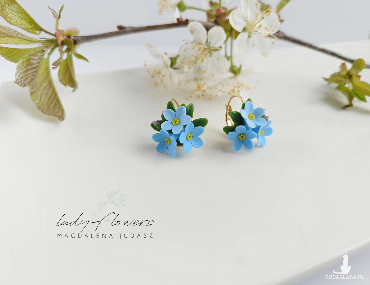Krótkie kolczyki z niezapominajkami
