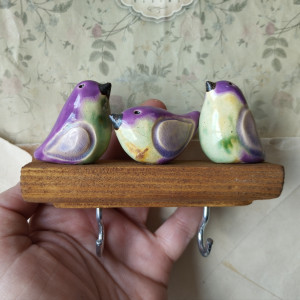 Wieszak z liliowymi ptaszkami