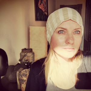 Czapka smerfetka paski złoty odcień dzianina