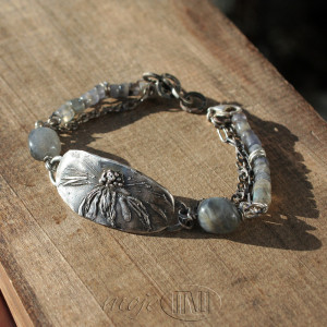 Drobny aster w labradorytach