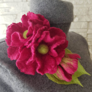 Broszka w kolorze fuksji