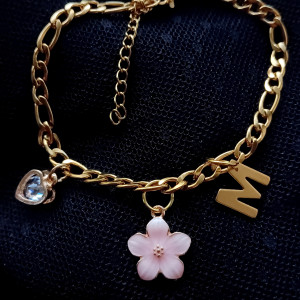 Bransoletka z literką bransoletka z kwiatkiem