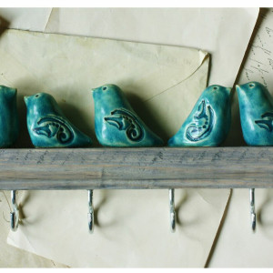 Wieszak z turkusowymi ptaszkami