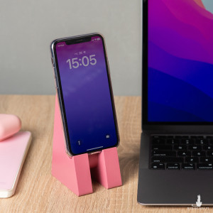 Drewniana podstawka pod telefon