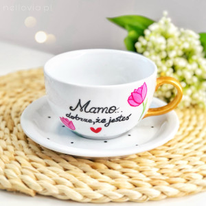 Filiżanka dla Mamy z dedykacją na kawę “Mamo dobrze, że jesteś” z kwiatami