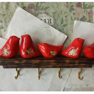 Wieszak z czerwonymi ptaszkami