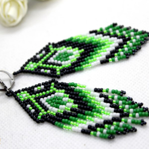 delikatne kolczyki typu indiańskie piórka