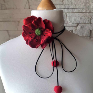 Kwiatek na zamszowej tasiemce