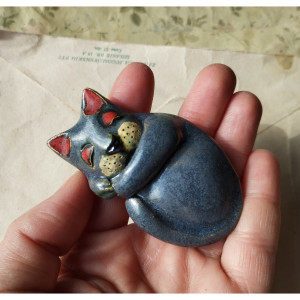 Kotek z czerwonym akcentem