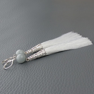 Białe frędzle z jadeitem kolczyki