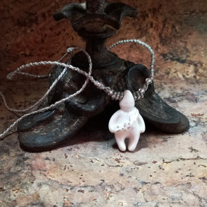 BZIONEK Słowiański duszek opiekuńczy z porcelany mikro makrama ~ DelfinaDolls