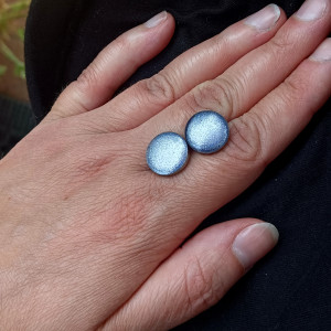 Metaliczne kolczyki wkrętki z żywicy