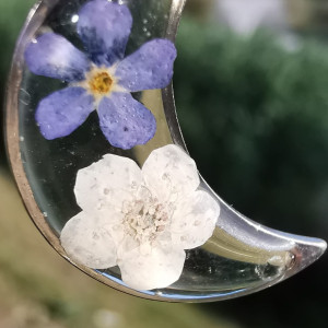 Wisiorek księżyc z niezapominajkami