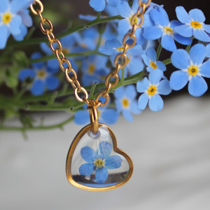 złota zawieszka złoty wisiorek kwiat naszyjnik żywica kwiaty z kwiatami serce serduszko niezapominajki niezapominajkami niezapominajką