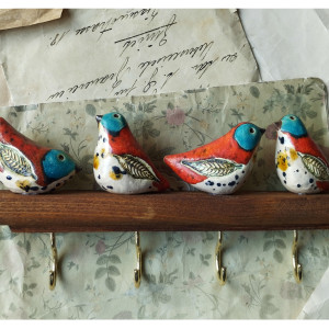 Wieszak z czerwono-turkusowymi ptaszkami
