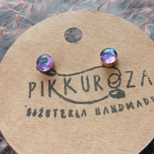 Drobne kolczyki z żywicy fioletowe