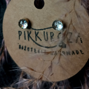 Srebrne kolczyki na złotej stali