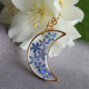 złota zawieszka złoty wisiorek naszyjnik żywica z żywicy kwiaty z kwiatami księżyc kwiaty żywica biżuteria z kwiatami niezapominajki niezapominajkami