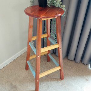 Rustykalny taboret barowy z drewna akacjowego z kolorowymi akcentami