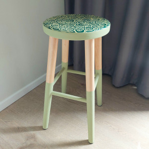 Drewniany taboret z ręcznie malowanym wzorem - osobliwy akcent retro