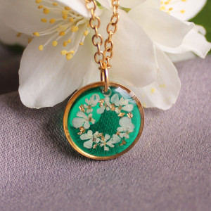 Złota zawieszka złoty wisiorek kwiat naszyjnik żywica z żywicy suszone kwiaty z kwiatami naturalne żywe kwiaty zielona butelkowa zieleń zgniła żywica epoksydowa szmaragd