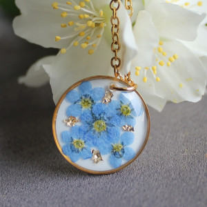 Złota zawieszka złoty wisiorek kwiat naszyjnik żywica z żywicy kwiaty z kwiatami niezapominajkami niezapominajki