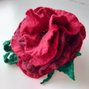 Broszka z filcu czerwony mak