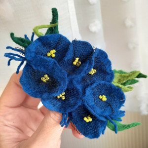 Broszka z filcu chabry