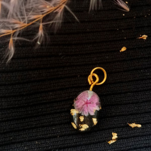 Owalna zawieszka kwiat w żywicy gipsówka w żywicy różowy kwiat naturalne kwiaty