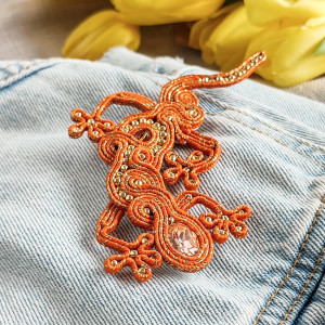 Broszka jaszczurka pomarańczowo złota sutasz