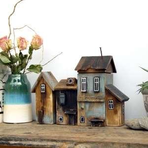 Zestaw domków z drewna, szaro-brązowy